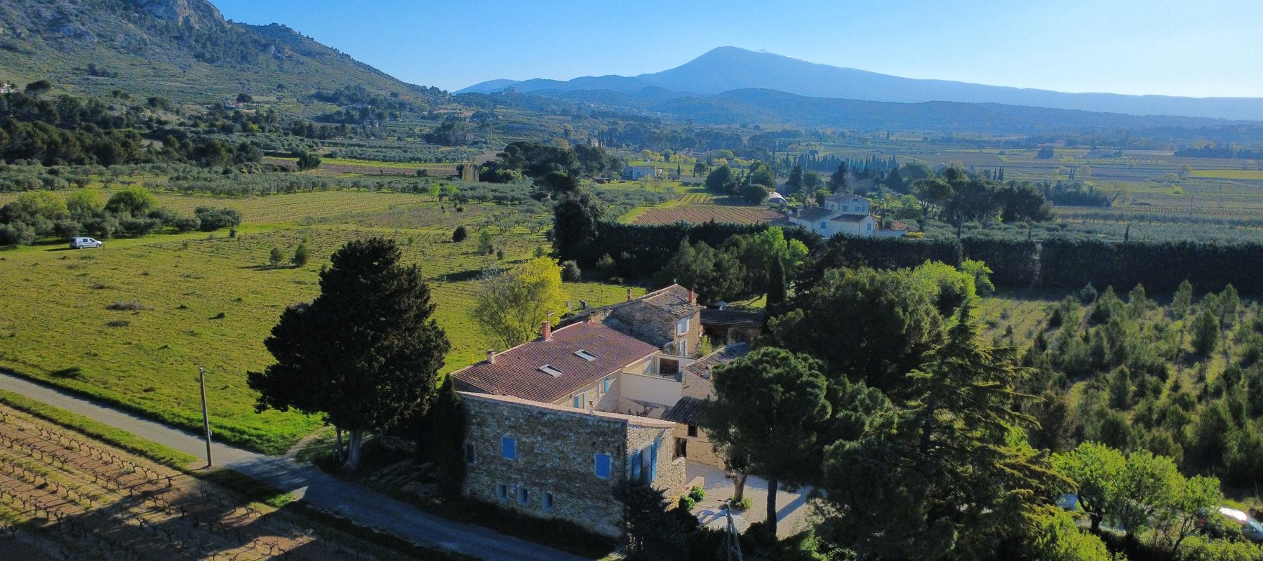 La maison au pied du Ventoux, vue du ciel