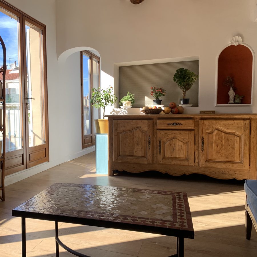 La baie du séjour dans un appartement ancien du centre-ville de Marseille, après rénovation