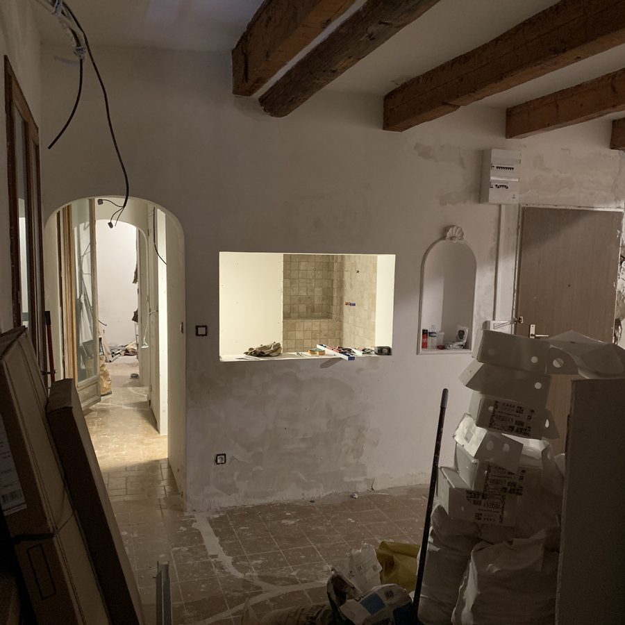 La baie du séjour dans un appartement ancien du centre-ville de Marseille, avant rénovation