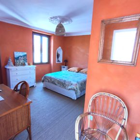 La chambre dans un appartement ancien du centre-ville de Marseille, après rénovation