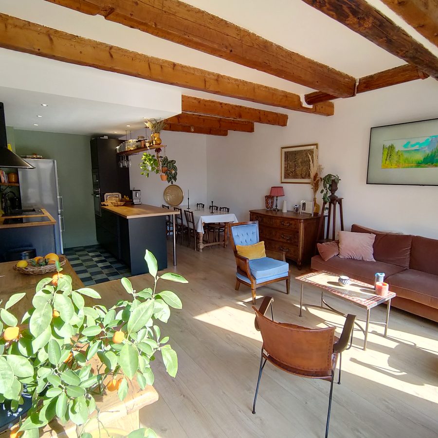 Le séjour dans un appartement ancien du centre-ville de Marseille, après rénovation