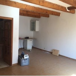 Le séjour dans un appartement ancien du centre-ville de Marseille, avant rénovation