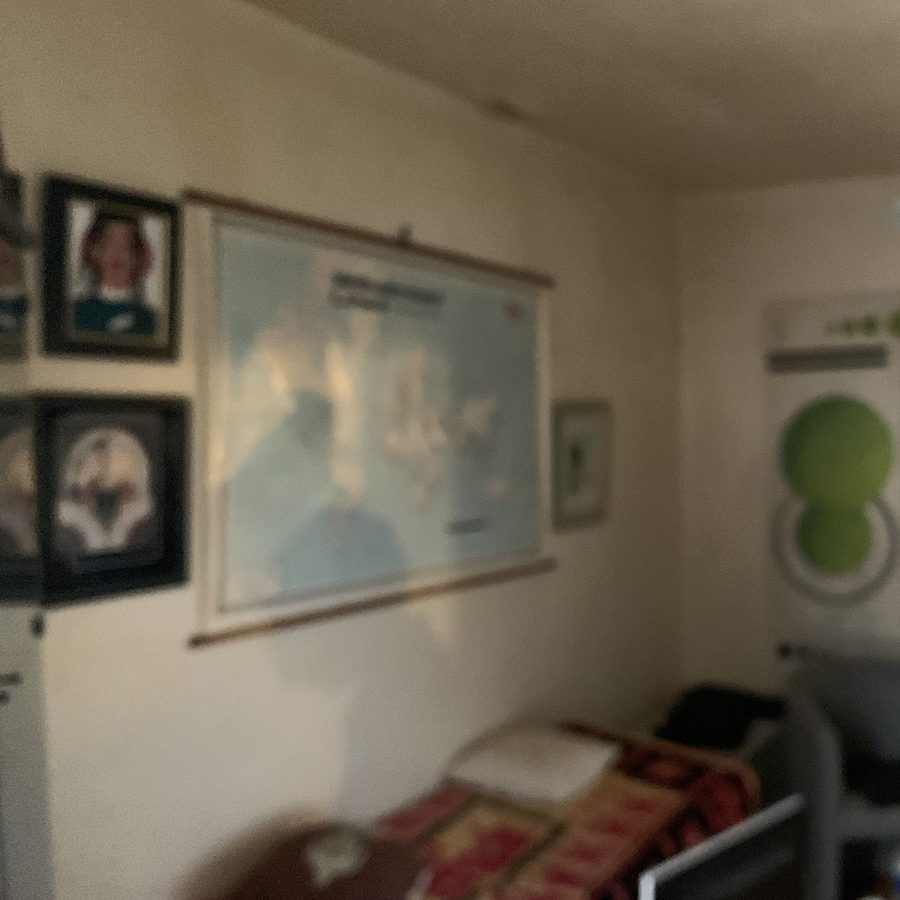 Le séjour dans un T2 marseillais, avant rénovation